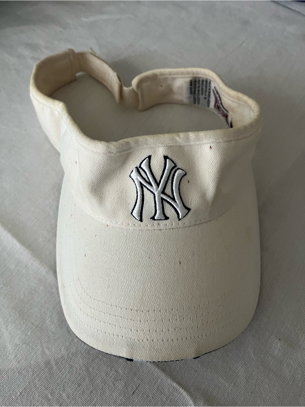 Men’s Cream NY Yankees Logo Visor